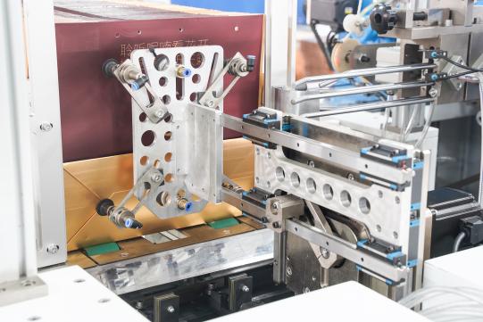 Machine d'insertion de câbles dans des sacs en papier PRY-450A 4