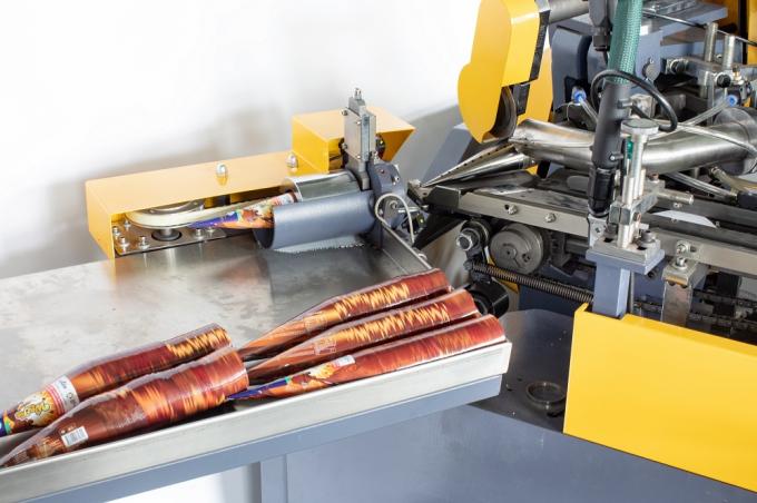 PRY-220/300 machine de fabrication de glaces à grande vitesse de type cône à manche de tasse en papier 10