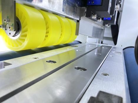 PRY-1800 Machine à découper des échantillons automatique en carton à passage unique 7